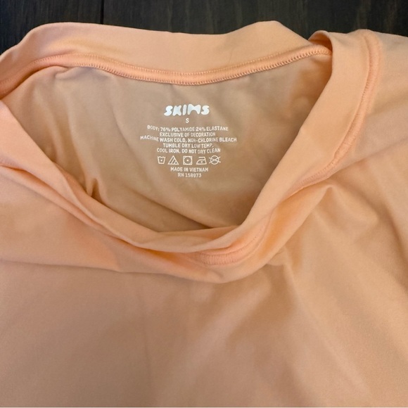 NWOT SKIMS Fits Everybody Short Sleeve T-Shirt - Faded Nectar - Picture 2 of 3